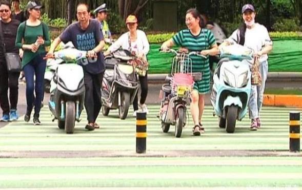 電動車“新規(guī)”又來，過紅綠燈要下來推著走，車主：我的路權呢？